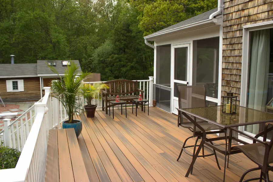 composite-deck-with-white-railings